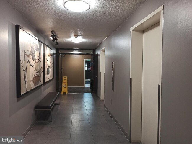 Foto del edificio - 1 E University Pkwy