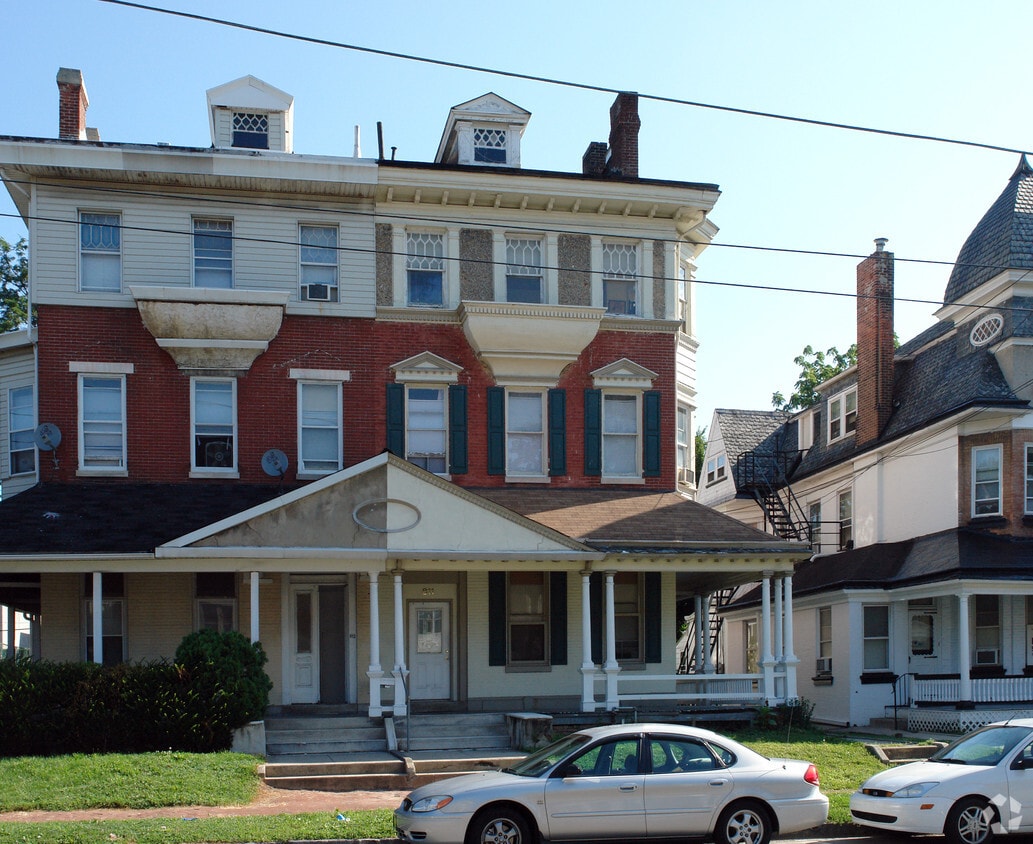Building Photo - 811 W Main St