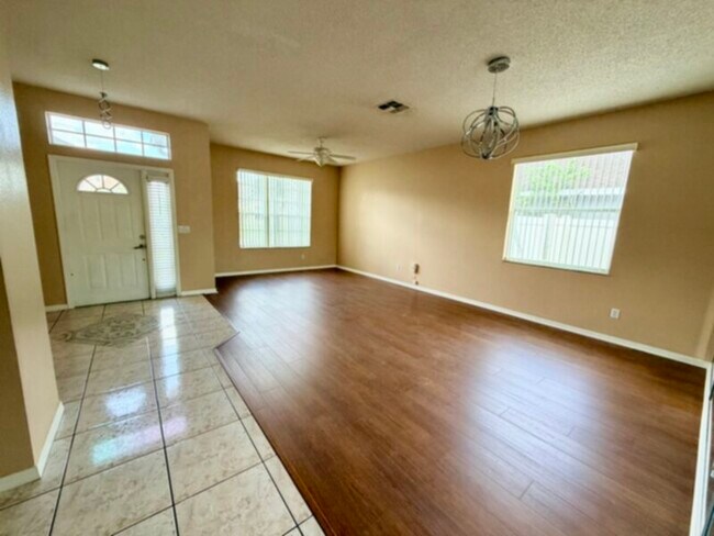 Foto del edificio - 4bedroom home w Fenced yard $2695 lawn service &amp; Community Pool Included