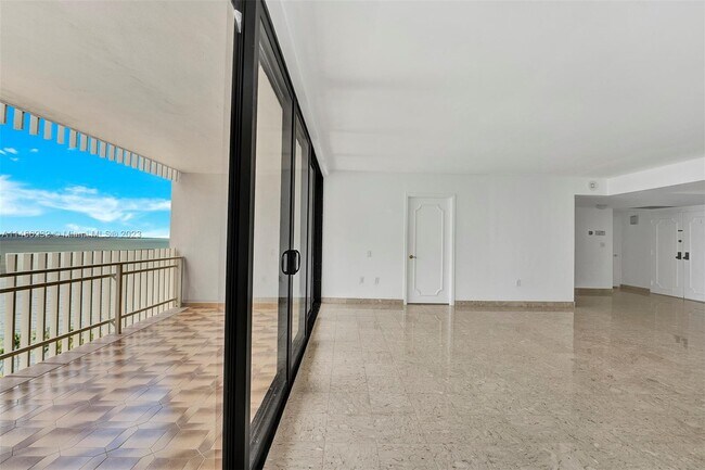 Foto del edificio - 2 Grove Isle Dr