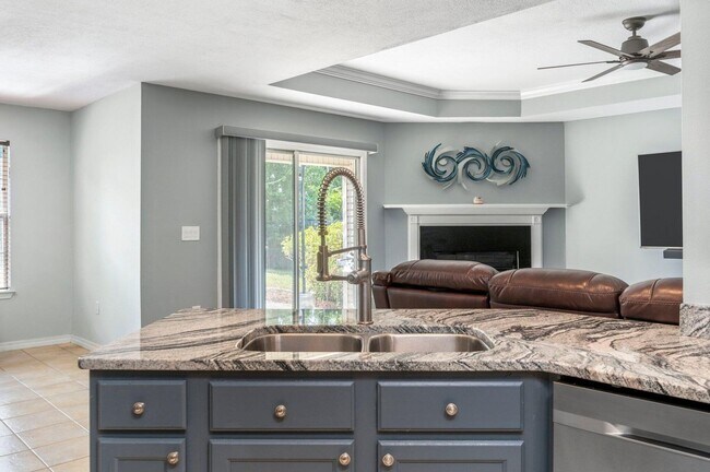 Building Photo - Charming, pet friendly, 3-Bedroom Home wit...