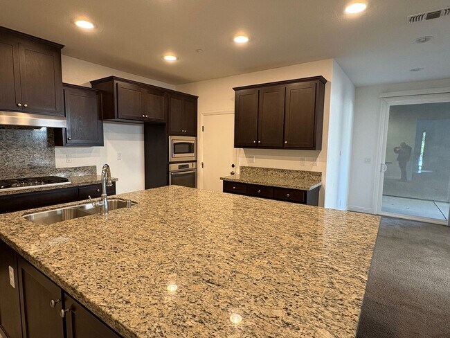 Building Photo - Large 5 bedroom home with loft.  Featuring 2 primary bedrooms