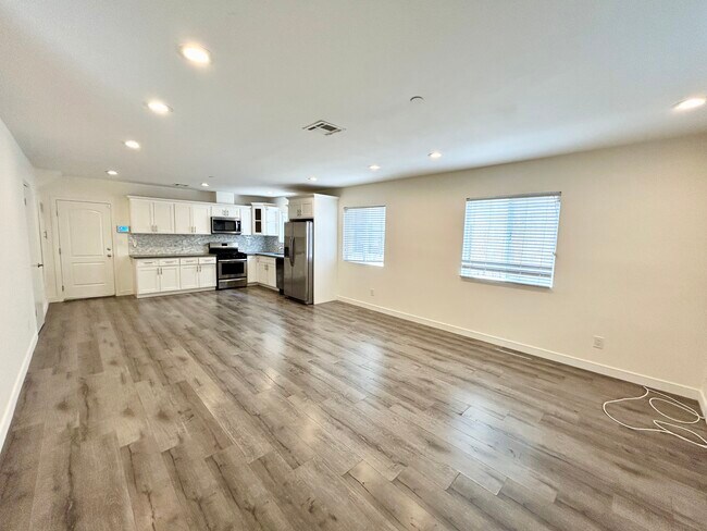 Building Photo - 5626 Willowcrest Ave