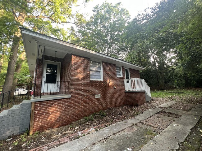 Building Photo - 2124 Bayswater Rd