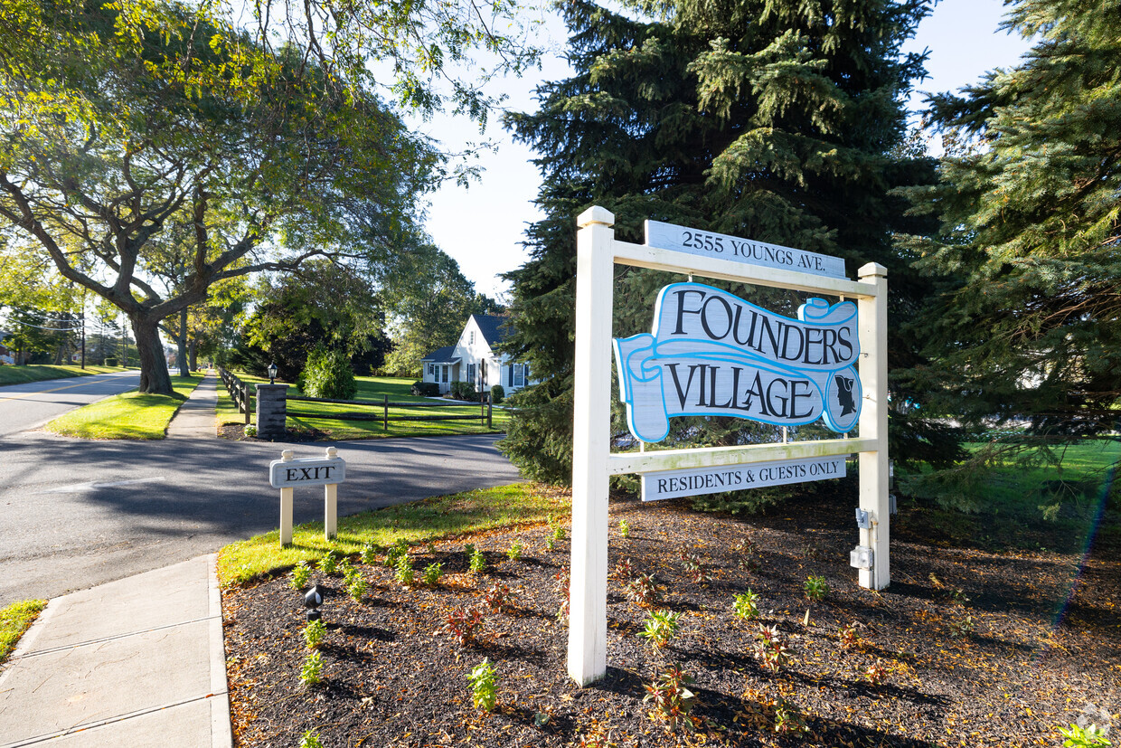 Entrada del edificio - Founders Village