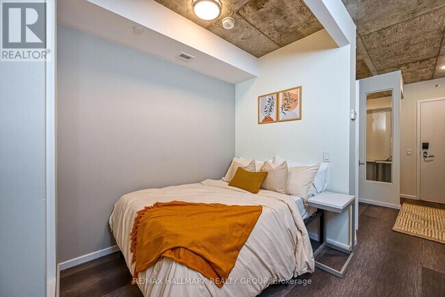 Building Photo - 211 Besserer St