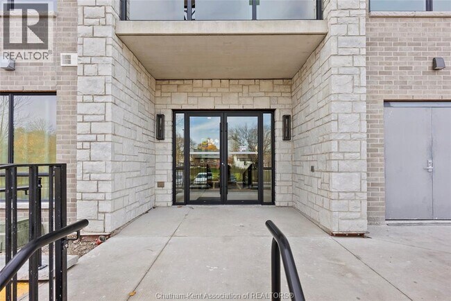 Photo du bâtiment - 364 Grand Ave E