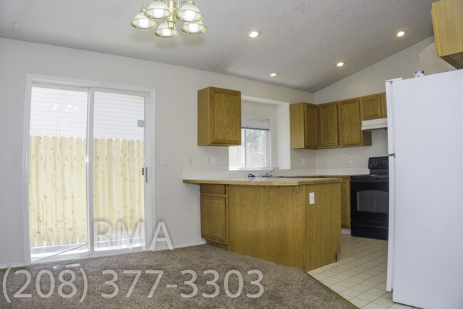 Building Photo - 3 Bedroom Duplex in Caldwell