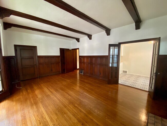 Living Room - 407 N Sycamore Ave