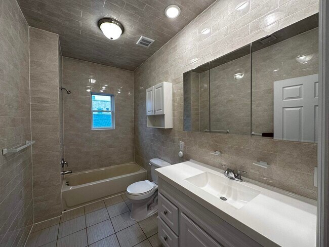 Foto del edificio - 134 Bostwick Ave