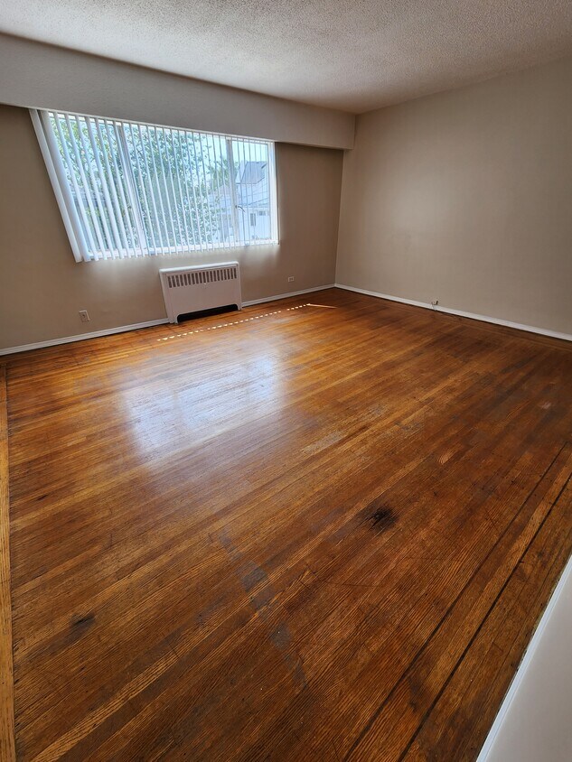Building Photo - 1 Bedroom with Hardwood Floors!