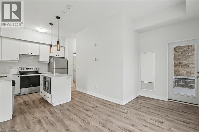 Photo du bâtiment - 251 Northfield Dr E