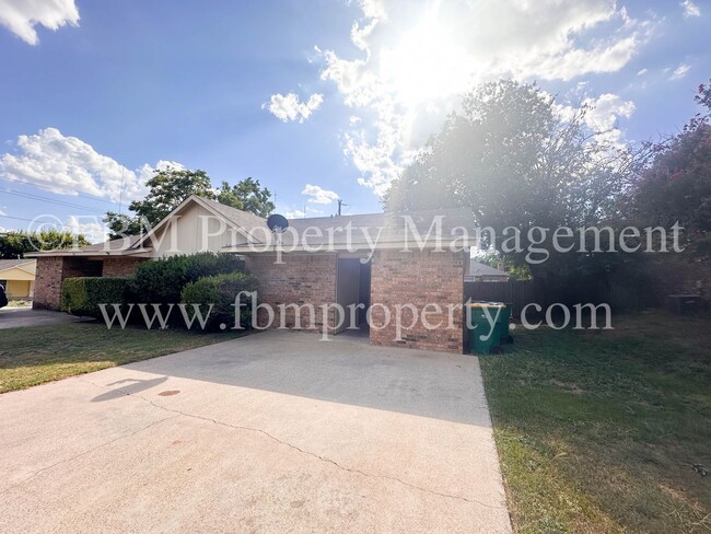 Building Photo - 701-703 Hillcrest Ct