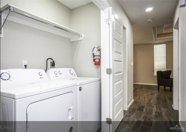 Building Photo - 1420 Alta Vista Dr