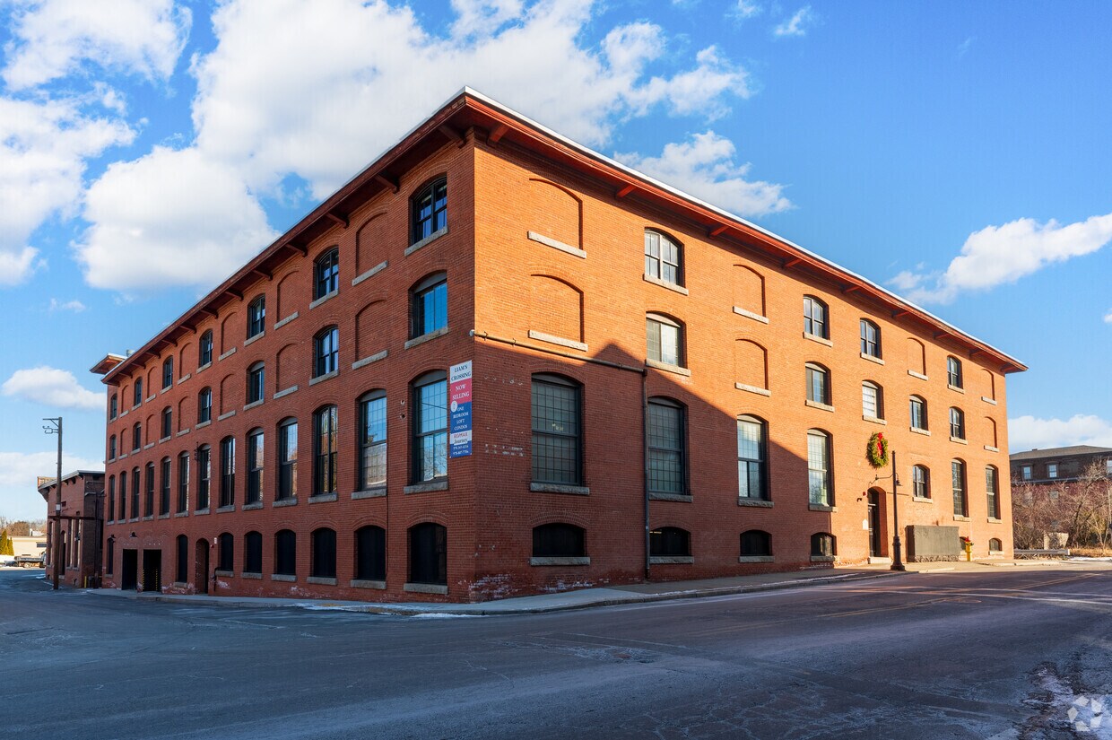 Building Photo - Liam's Crossing
