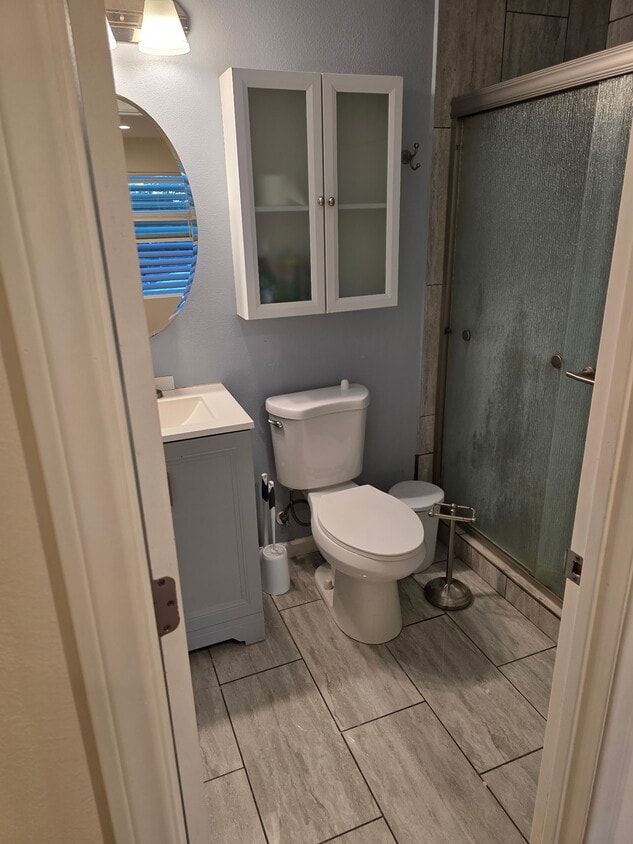 Bathroom - 843 N Orange St