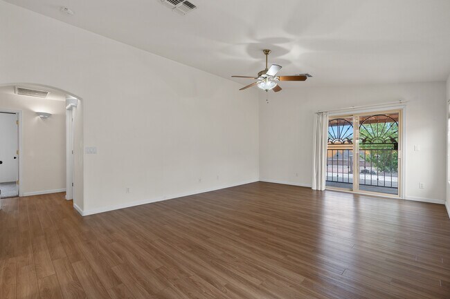 sala de estar - 8778 S Desert Valley Way