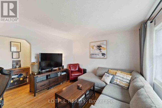 Building Photo - 2427 Ave du Chasseur