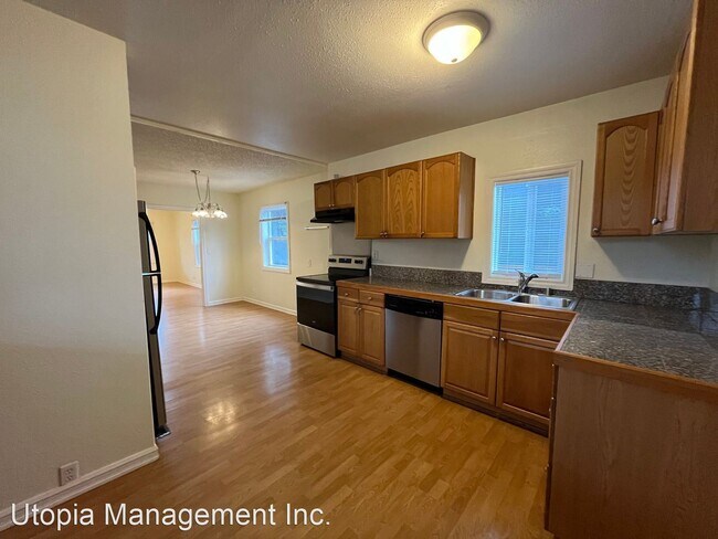 Building Photo - 4 br, 2 bath House - 2900 Walnut Street