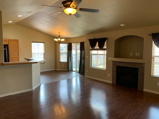 Building Photo - BEAUTIFUL, SPACIOUS, 4 BEDROOM, 3 BATHROOM...