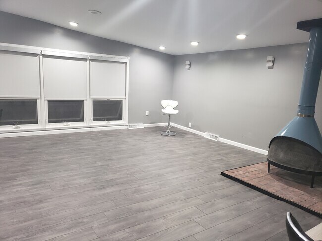 Fitr place and bed room - 6848 W 114th St