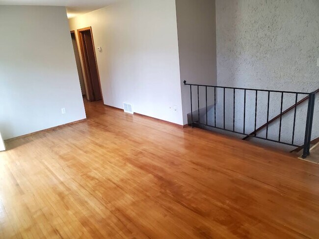 Foto del edificio - Amazing 4 Bedroom Shorewood Home--3 Garage...