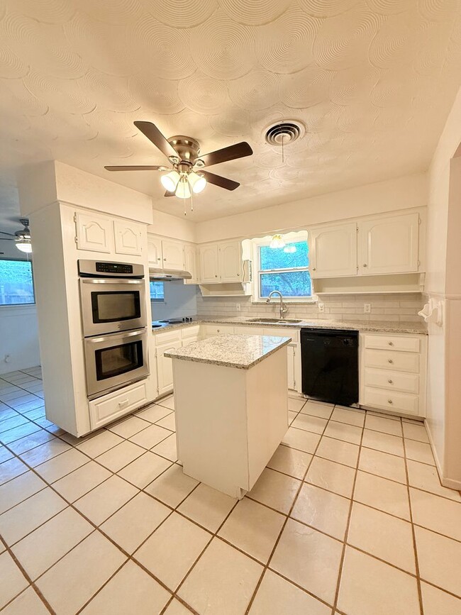 Building Photo - 612 Hillview Dr