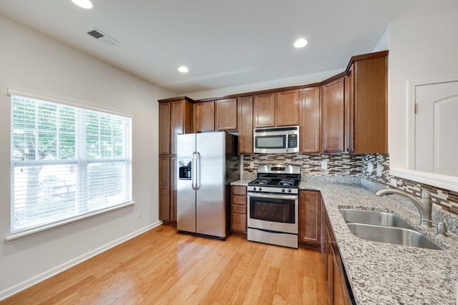 Building Photo - Beautifully maintained 3-bedroom, 3 bath e...