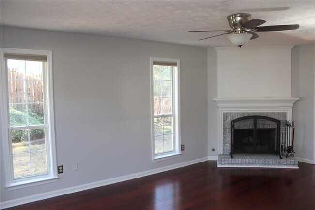 Foto del edificio - 1655 Midland Ct