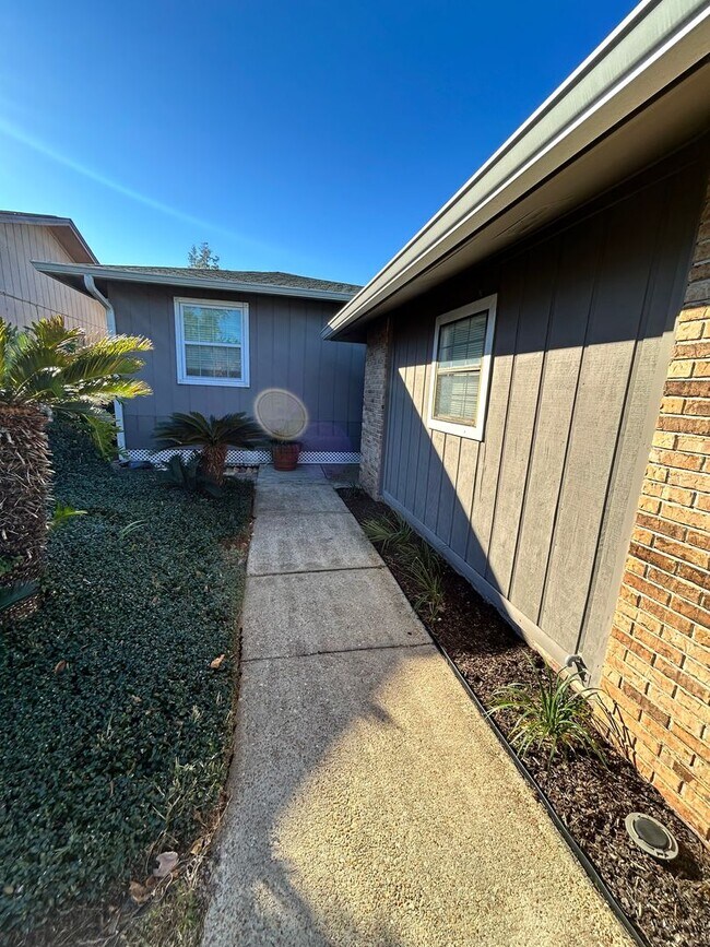 Building Photo - 1005 11th Ct