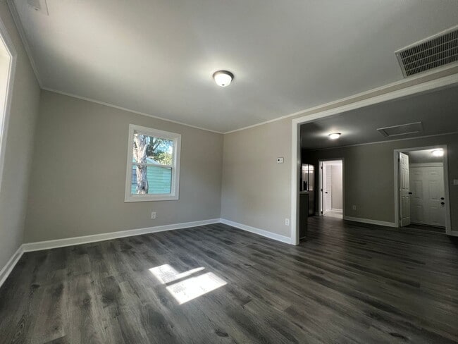 Building Photo - AVAILABLE TO SHOW!!!