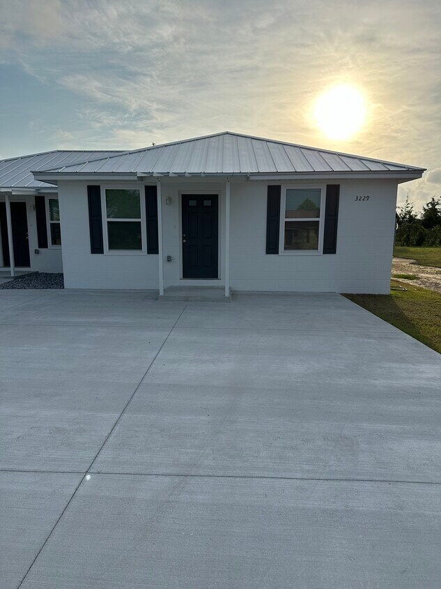 Foto principal - 3237 B St