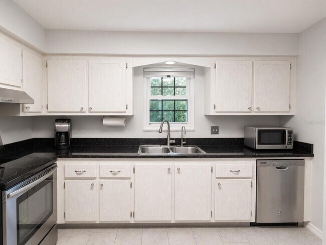 Building Photo - 1706 Belleair Forest Dr