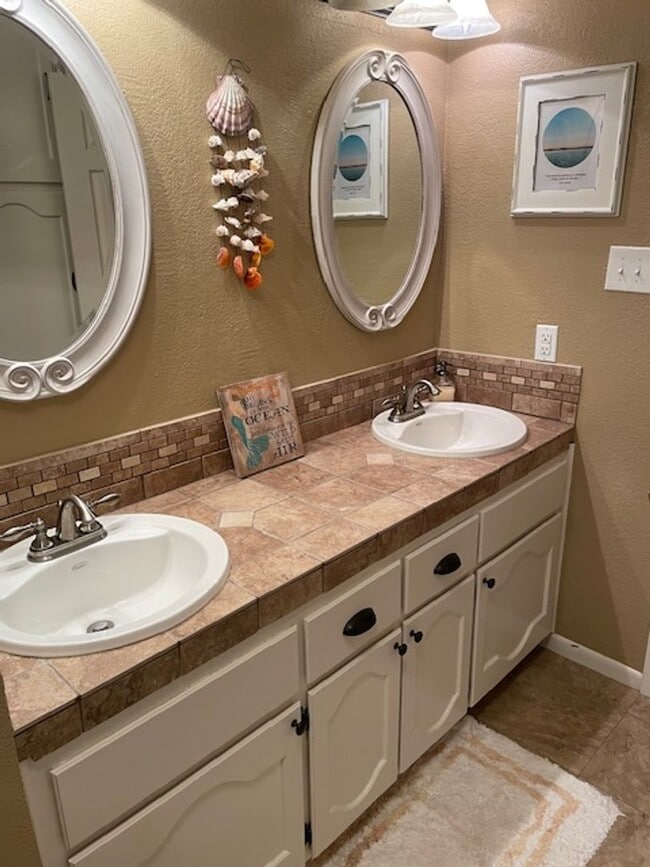 Building Photo - 6350 Ryan Cir