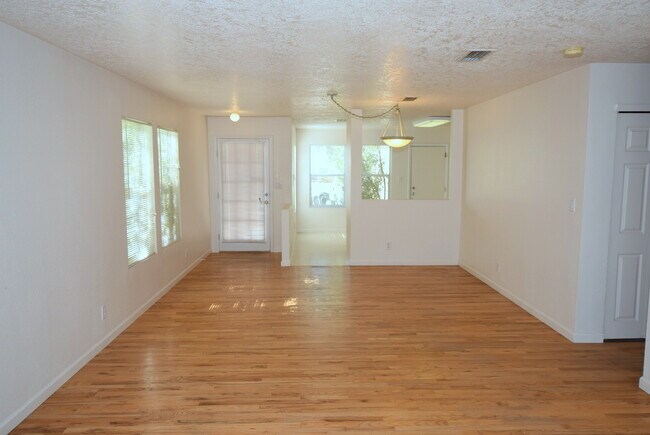 Foto del edificio - Great 3BR Home Near Cottonwood Mall!!