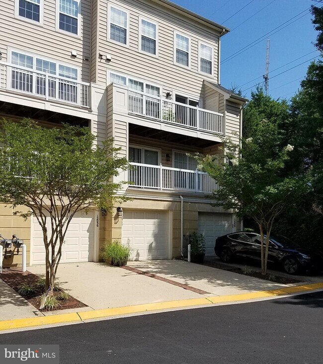 Building Photo - 12030 Trumbull Way