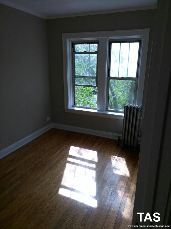 Building Photo - 6647 N Greenview Ave