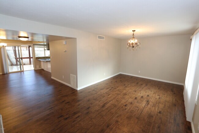 Building Photo - 1405 E Malibu Dr