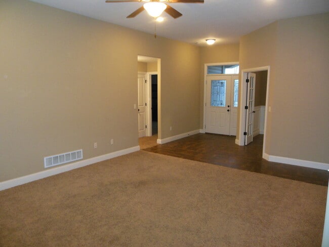 Foto del edificio - 3 bd 2 ba house, split bedroom design in S...