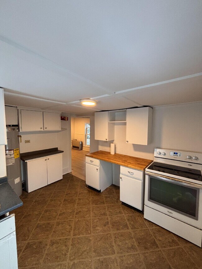 Building Photo - 36 Dummer St