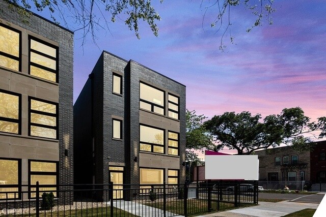 Building Photo - 556 E 46th Pl