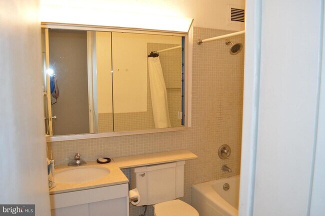 Building Photo - 4000 N Charles St