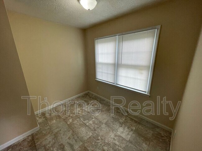 Building Photo - 406 Dowd St