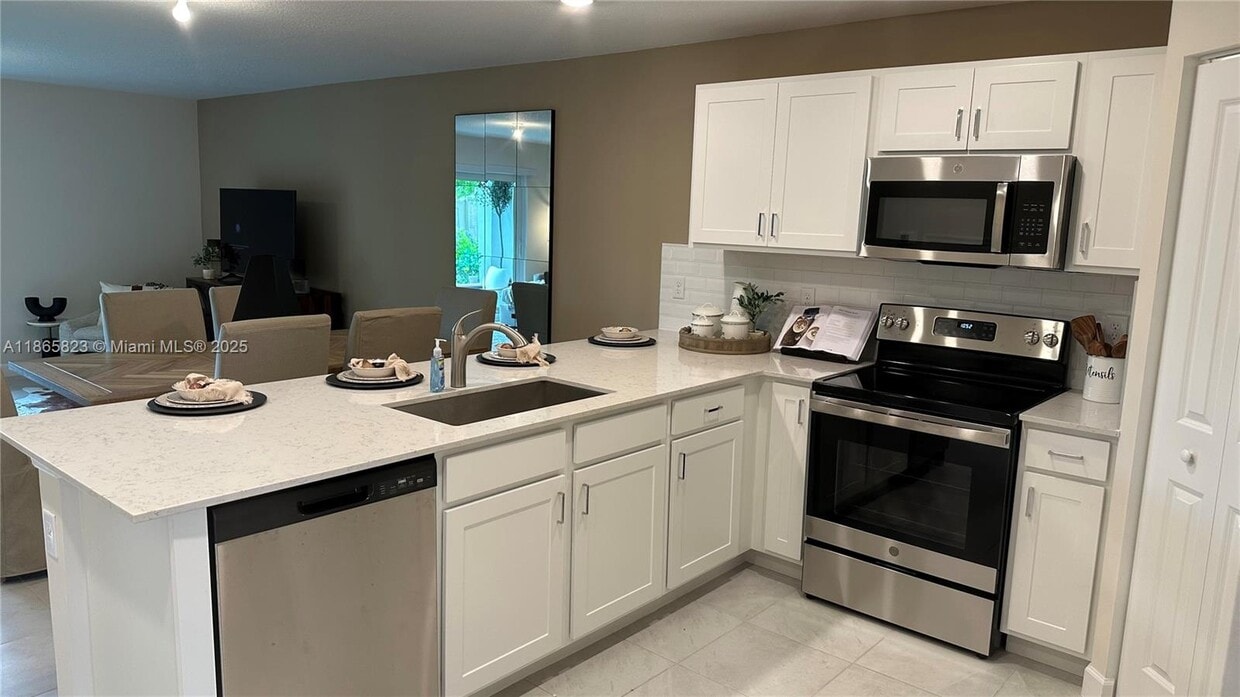 Foto principal - 6749 Broadwater Ln