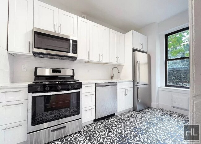 Foto del edificio - RIVERSIDE DRIVE / Amazing 3-Bed 1-Bath / F...