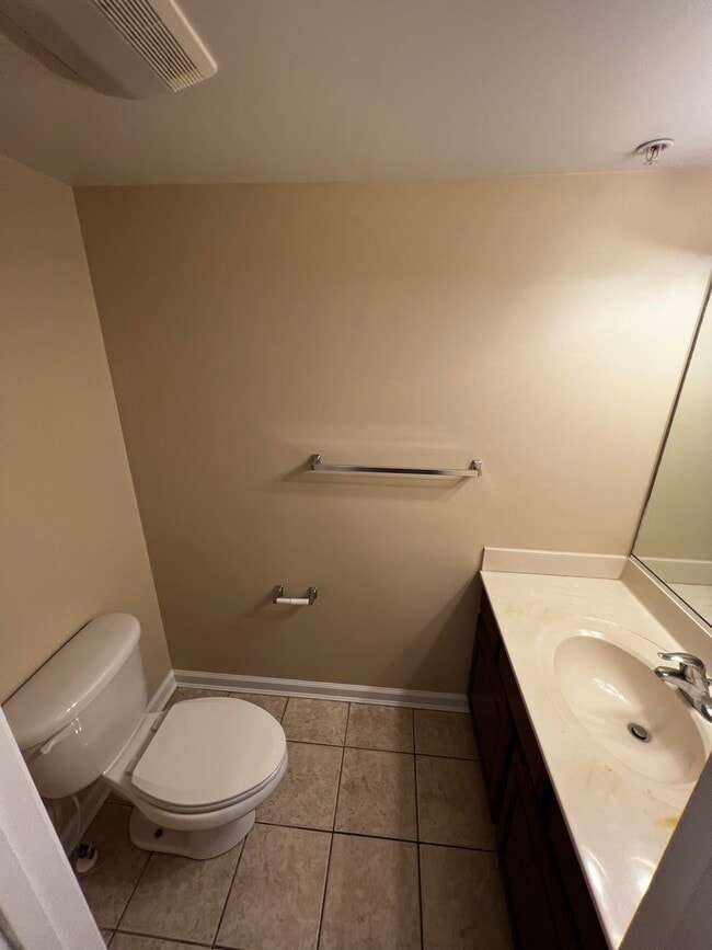 Building Photo - 550 Riverside Dr