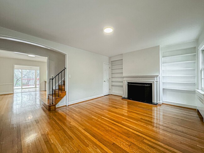 Foto del edificio - Stunning 4 Bed 3 Bath Tudor-style Brick Townhome In Desired Foxhall