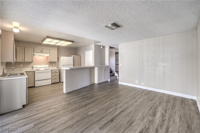 Building Photo - 2426 Paradise Village Way
