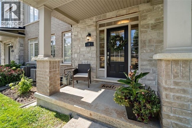 Building Photo - 215 Dundas St E