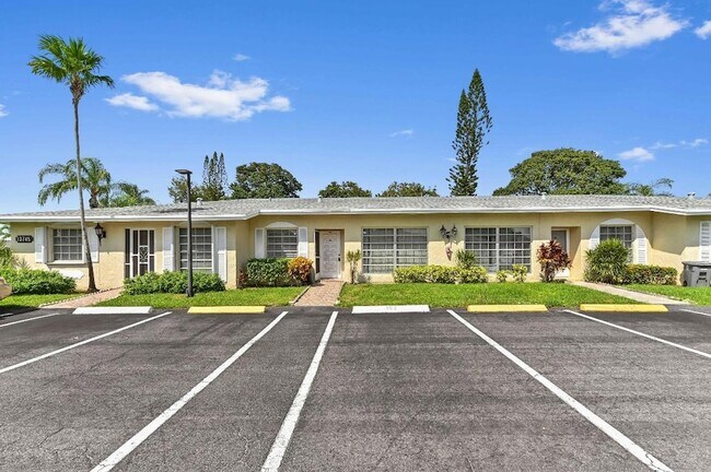 Foto del edificio - 13745 Flora Pl